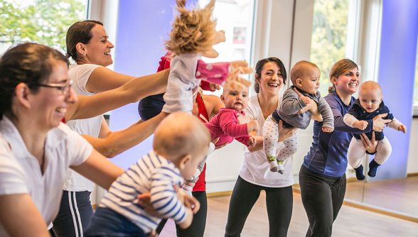ab 8 Monate
Fitnesskurs mit Krabbelkind
Mit viel Spaß zum neuen Trainingsziel
Unterstützt die Mobilität deines Baby
ab 8 Monate
Fitnesskurs mit Krabbelkind
Mit viel Spaß zum neuen Trainingsziel
Unterstützt die Mobilität deines Baby