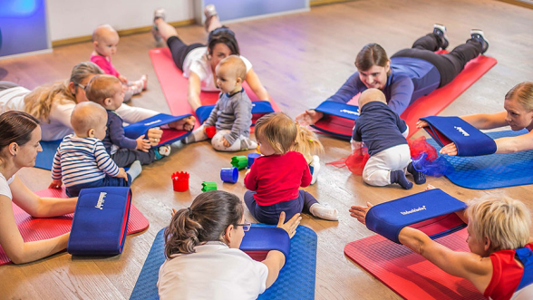 ab 8 Monate
Fitnesskurs mit Krabbelkind
Mit viel Spaß zum neuen Trainingsziel
Unterstützt die Mobilität deines Baby
ab 8 Monate
Fitnesskurs mit Krabbelkind
Mit viel Spaß zum neuen Trainingsziel
Unterstützt die Mobilität deines Baby