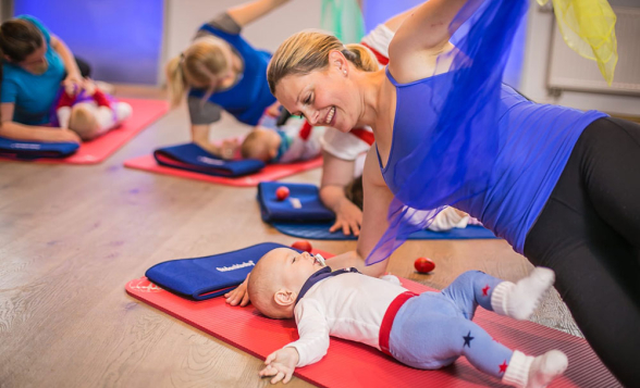 ab 3 Monate
Effektives Ganzkörperworkout
Spaß für Mama UND Baby
Kreative Babyspiele – für fitte Babys
ab 3 Monate
Effektives Ganzkörperworkout
Spaß für Mama UND Baby
Kreative Babyspiele – für fitte Babys